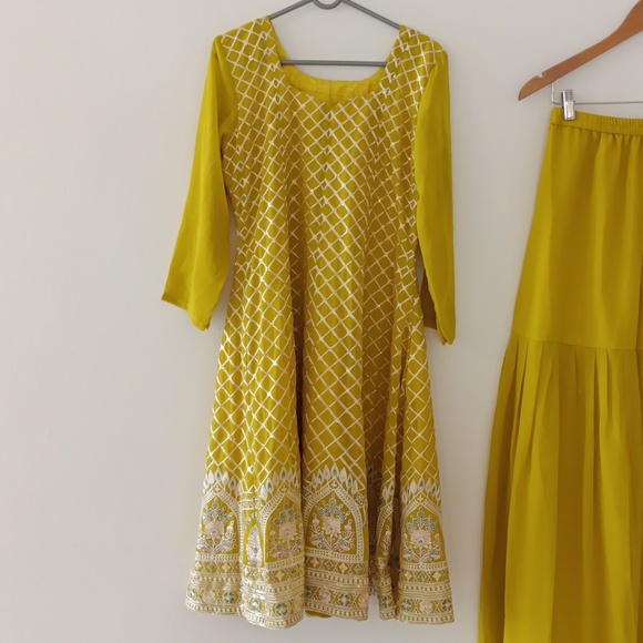 Stunning Salwar Set with Top and pant - Picture 3 of 9